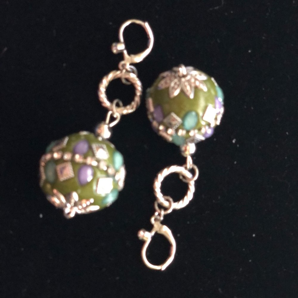 Dangling drop earrings
